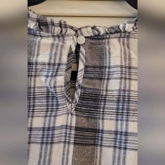 Universal Thread- Blue & White Plaid Long-Sleeve Top With Keyhole Back - Picture 4 of 6